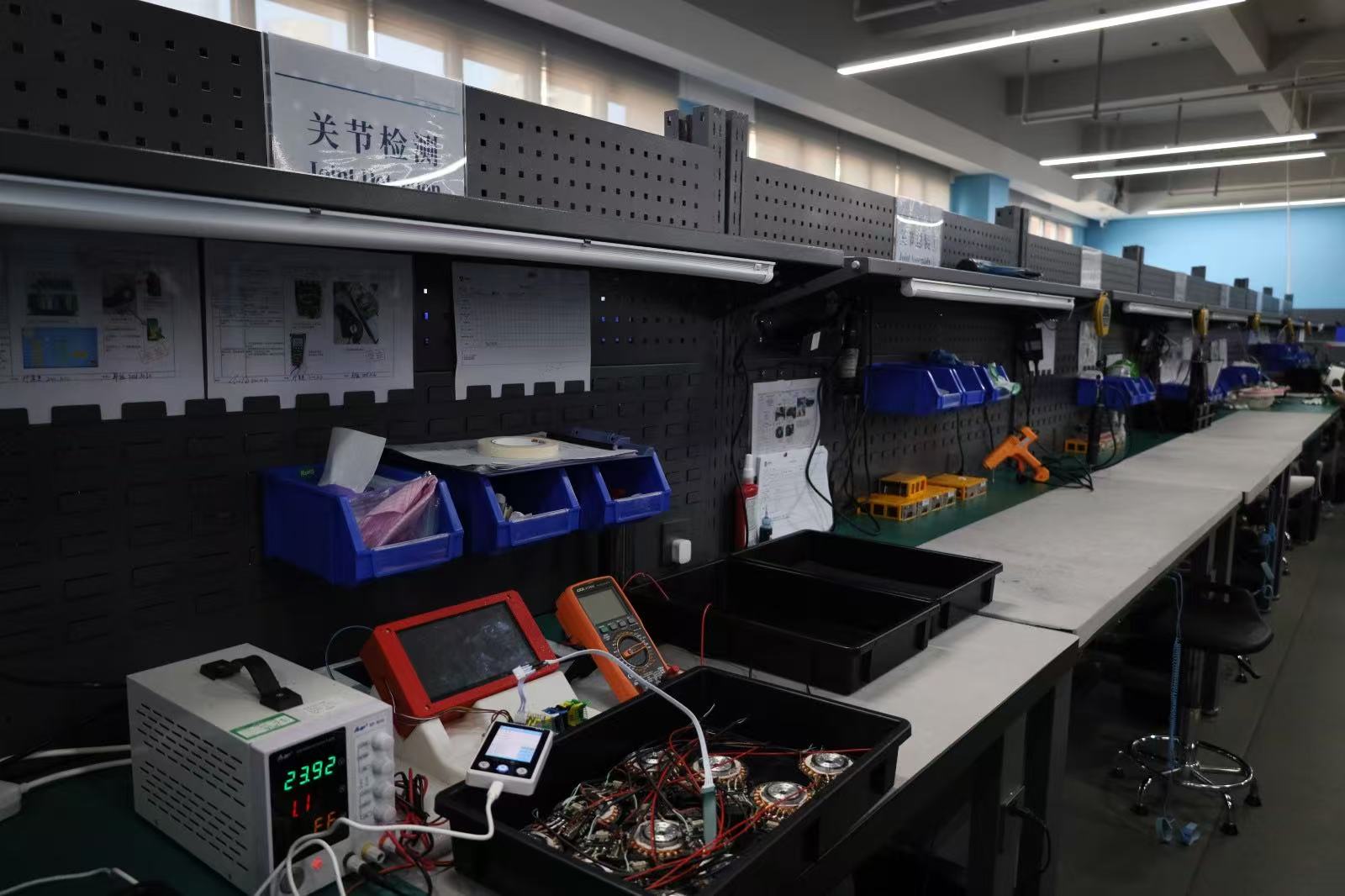 Testwerkplek voor elektronica en onderdelen van exoskeletten